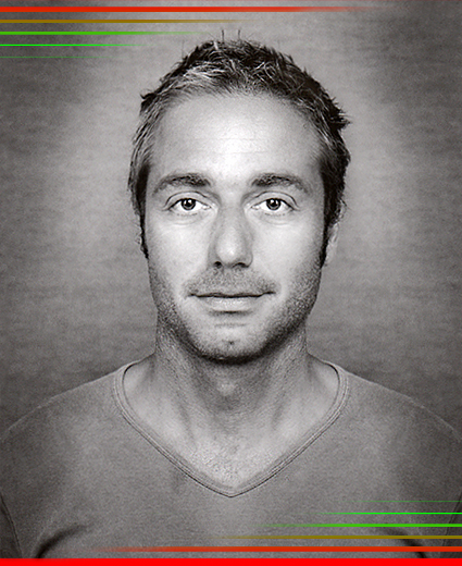 &copy; <b><a href="http://www.evakern.at">Eva Kern</a></b> 2006 — &copy; Dieter Telfser 2006 — &copy; Nico Serda 2006, Gr&uuml;nder von null.tv; Autor, Regisseur und Produzent; geboren 1967 in Wien — Nach dem Studium der Wirtschaftsinformatik an der Universit&auml;t Wien [Mag. rer. soc. oec.] studierte er Regie und Produktion an der New York Film Academy. Seit 1995 arbeitete er Regisseur, Prouzent, Channel Developer, Lektor und Projekt Manager f&uuml;r verschiedene europ&auml;ische TV-Stationen und Filmproduktionen. [unter anderen: Premiere World, Endemol Entertainment Productions, Taurus Film, Kirch Group]. 2001 Gr&uuml;ndung der <b><a href="http://www.nakedlightproductions.at/">nakedlight productions</a></b> filmgmbh vienna; Als Gesch&auml;ftsf&uuml;hrender Gesellschafter entwickelt und produziert er Medien und Kulturprojekte. — <b><a href="http://telfser.com/stories/4726/">The Mysteries of Information!</a></b> — Nico Serda im ungest&uuml;men Licht von freundlichen Erl&ouml;sungskonzepten. NULL-TV als konspirative Idee freies, unabh&auml;ngiges und europ&auml;isches Fernsehen, nicht gewinnorientiert als Bildungshub und Netzwerk vorzustricken. Unterdr&uuml;cktes Lichthandelswissen im Gespr&auml;ch, um seinem Ursprung auf die Spr&uuml;nge zu helfen. — &Uuml;ber den geilen Geist beim Kr&auml;fte messen! — Das hier wiedergegebene Bild ist urheberrechtlich gesch&uuml;tzt und darf ohne ausdr&uuml;ckliche Erlaubnis in keiner Form wiedergegeben oder kopiert werden. Jede Form des kommerziellen Gebrauchs, insbesondere die Reproduktion, Verbreitung, Ver&ouml;ffentlichung durch andere Personen oder Institute, oder nicht in &Uuml;bereinstimmung mit Nico Serda und Eva Kern abgekl&auml;rten Inhalte, ist ausdr&uuml;cklich untersagt.